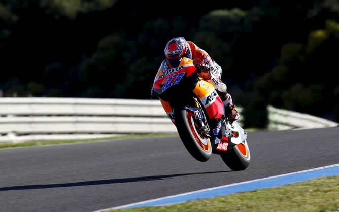 El piloto australiano de MotoGP, Casey Stoner, durante los entrenamientos libres de la categoría, hoy en el circuito de Jerez (Cádiz), donde el domingo se disputa el Gran Premio de España