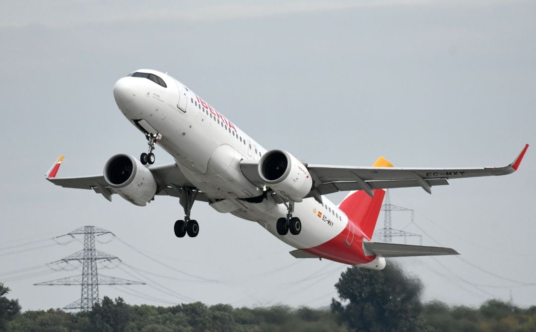 Un avión de Iberia realiza un despegue