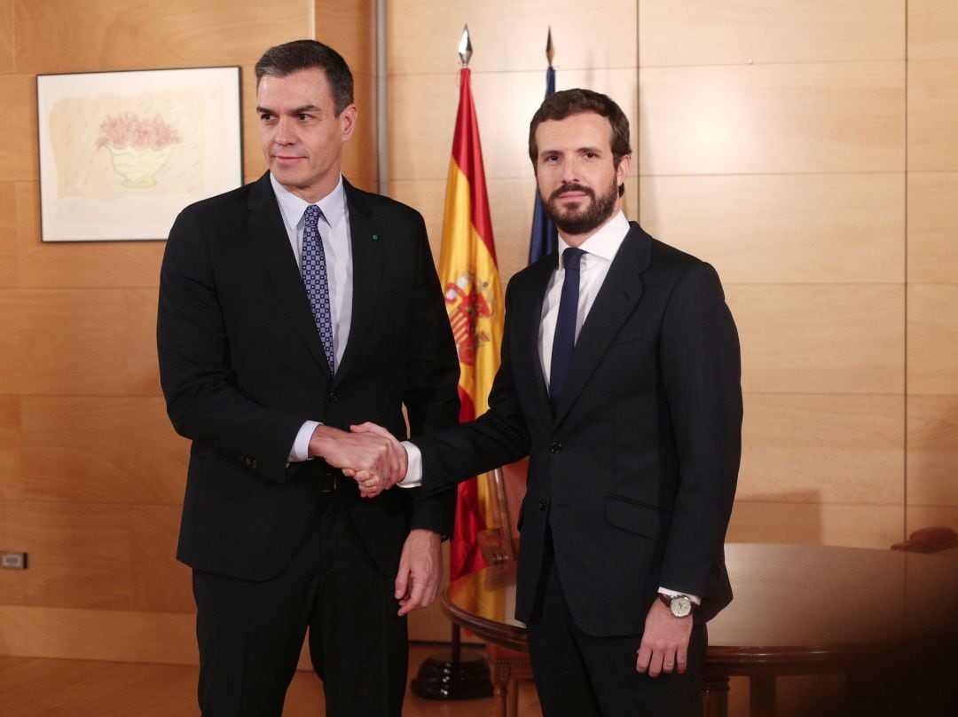 El presidente del Gobiero en funciones, Pedro Sánchez (izq) y el presidente del PP, Pablo Casado (dech), posan juntos antes de su reunión en el Congreso 