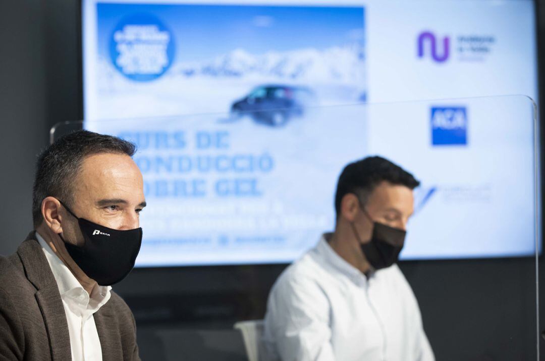 El conseller d'Esports i Joventut del comú d'Andorra la Vella, Alain Cabanes, i el director del circuit Andorra-Pas de la Casa, Àlex Bercianos, durant la presentació del curs de conducció sobre gel per a joves.