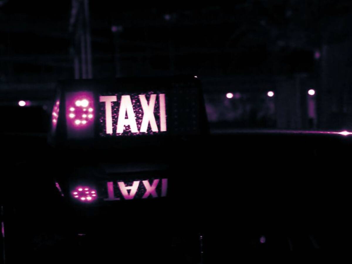 Mujer y taxista, servicio y confidencias