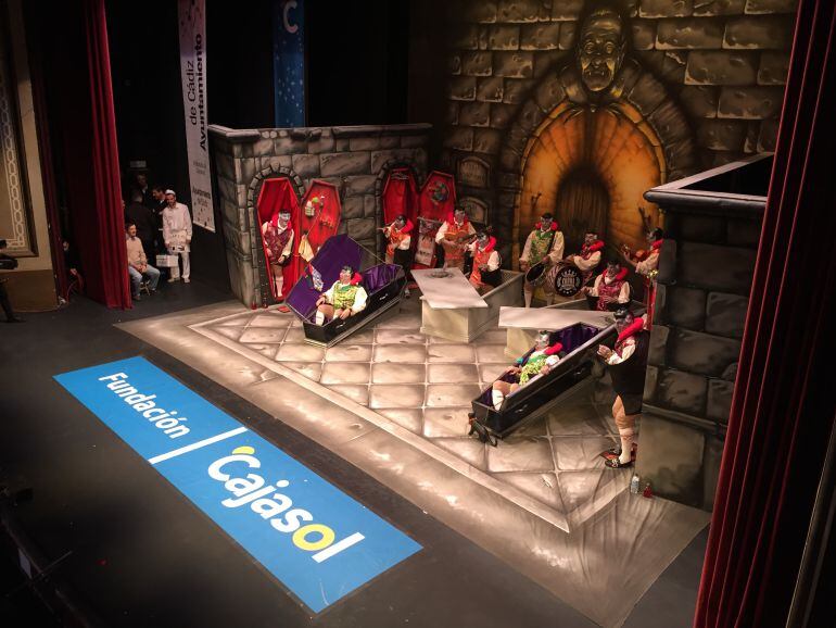 Chirigota del Lobe en el momento de la presentación.