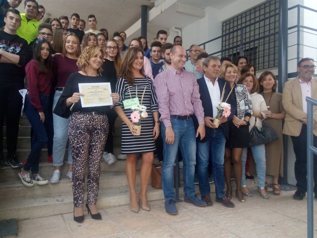 Foto de familia con delegados, alcalde, profesorado y alumnado