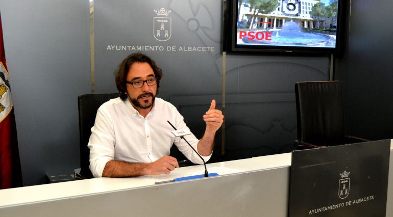 El concejal socialista Juan José Segura durante la rueda de prensa ofrecida este jueves