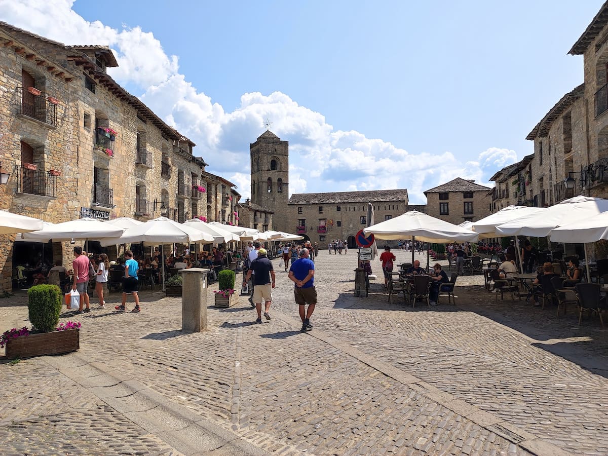 Los pueblos más bonitos de España denuncian la nula sensibilidad de las compañías telefónicas con el patrimonio histórico