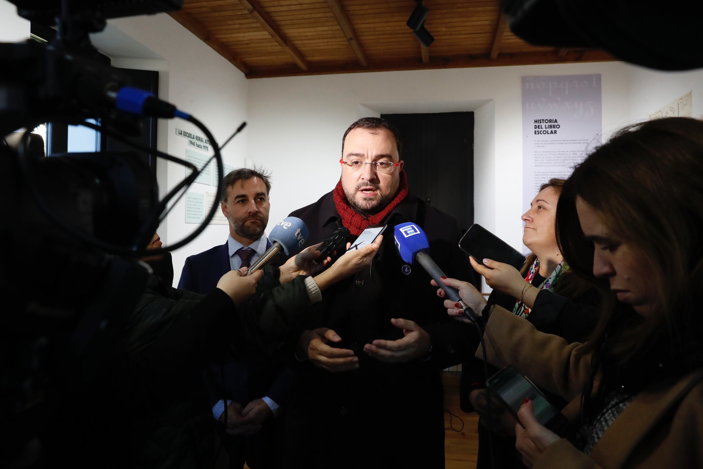 Barbón considera que el caso de los trenes es un esperpento al que hay que poner remedio.