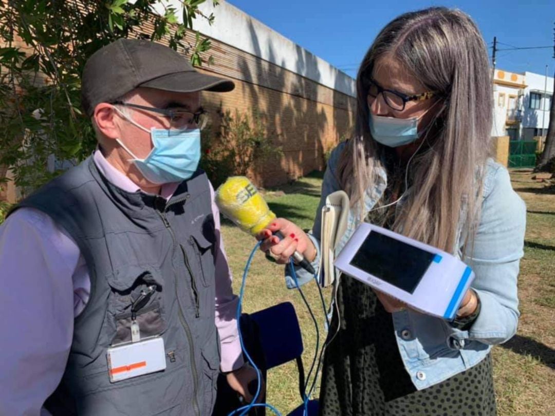 El investigador experto en el estudio de la calidad del aire, Jesús de la Rosa, nos habla de los purificadores de aire implantados en las aulas del colegio J.J. Rebollo de San Juan del Puerto (Huelva)