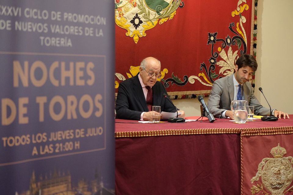 Imagen de archivo de los empresarios Ramón Valencia padre e hijo, durante la presentación del 36º ciclo de novilladas de promoción en la Maestranza