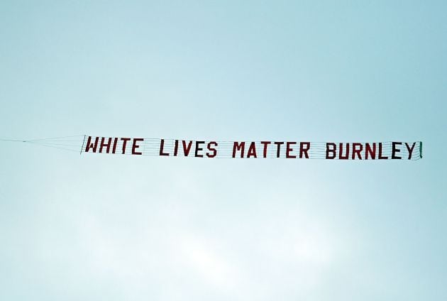 La avioneta con el mensaje &#039;White lives matter Burnley&#039; durante el Manchester City - Burnley