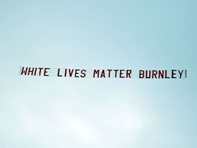 La avioneta con el mensaje 'White lives matter Burnley' durante el Manchester City - Burnley