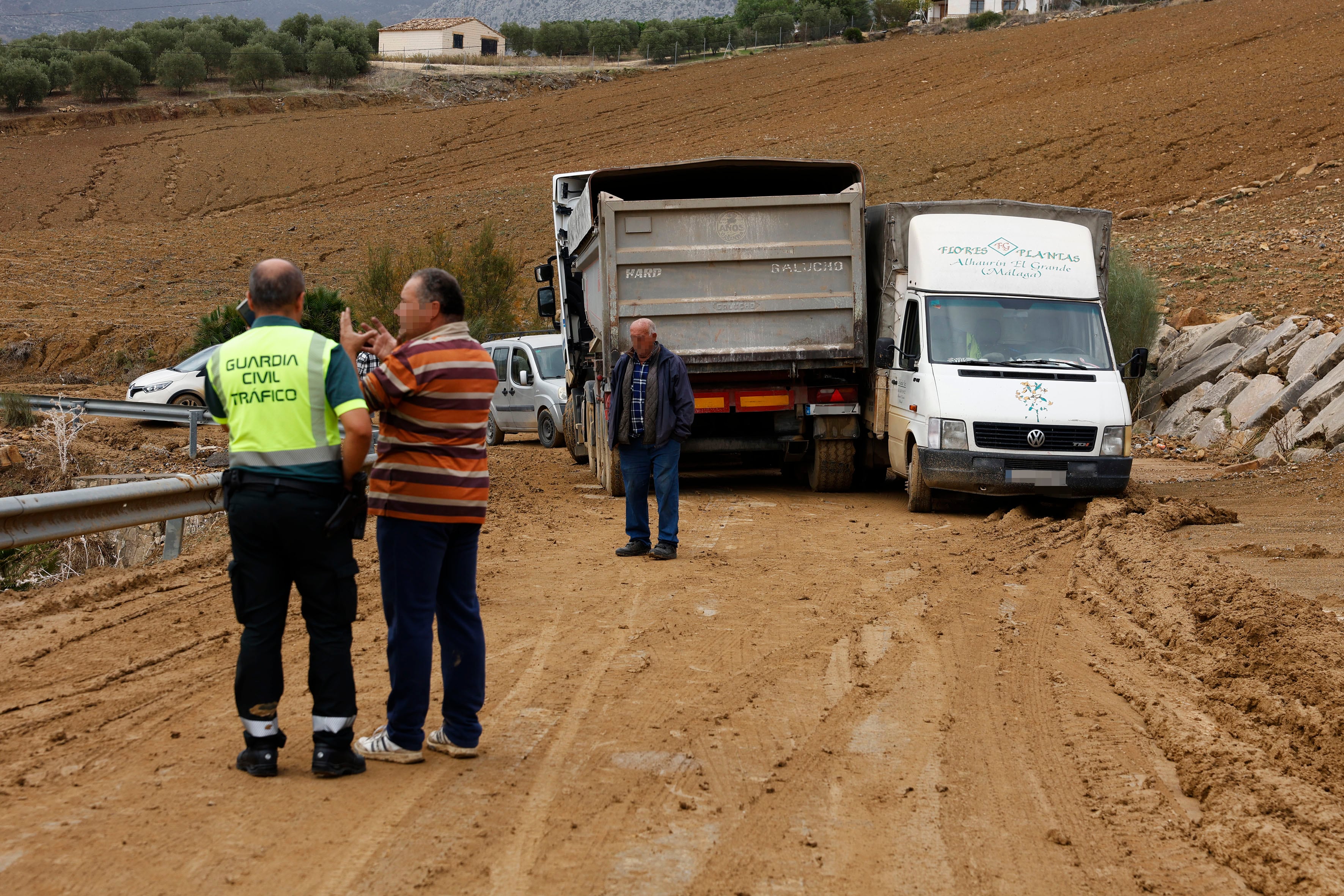 ÁLORA (MÁLAGA), 31/10/2024.- Dos camiones atrapados por el barrizal en la A347 dirección Álora (Málaga) tras las fuertes lluvias por el paso de la DANA. EFE/Jorge Zapata
