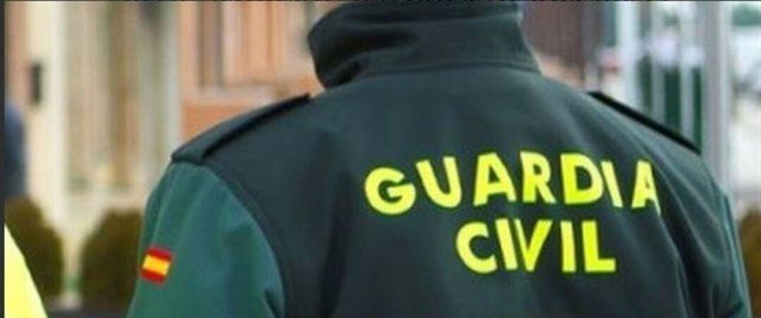 Un agente de la Guardia Civil