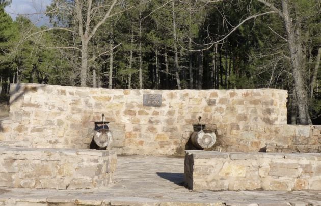 Fuente de las Tablas, restaurada por Esparvel, en el albergue del mismo nombre que gestiona la Diputación de Cuenca en plena Serranía.