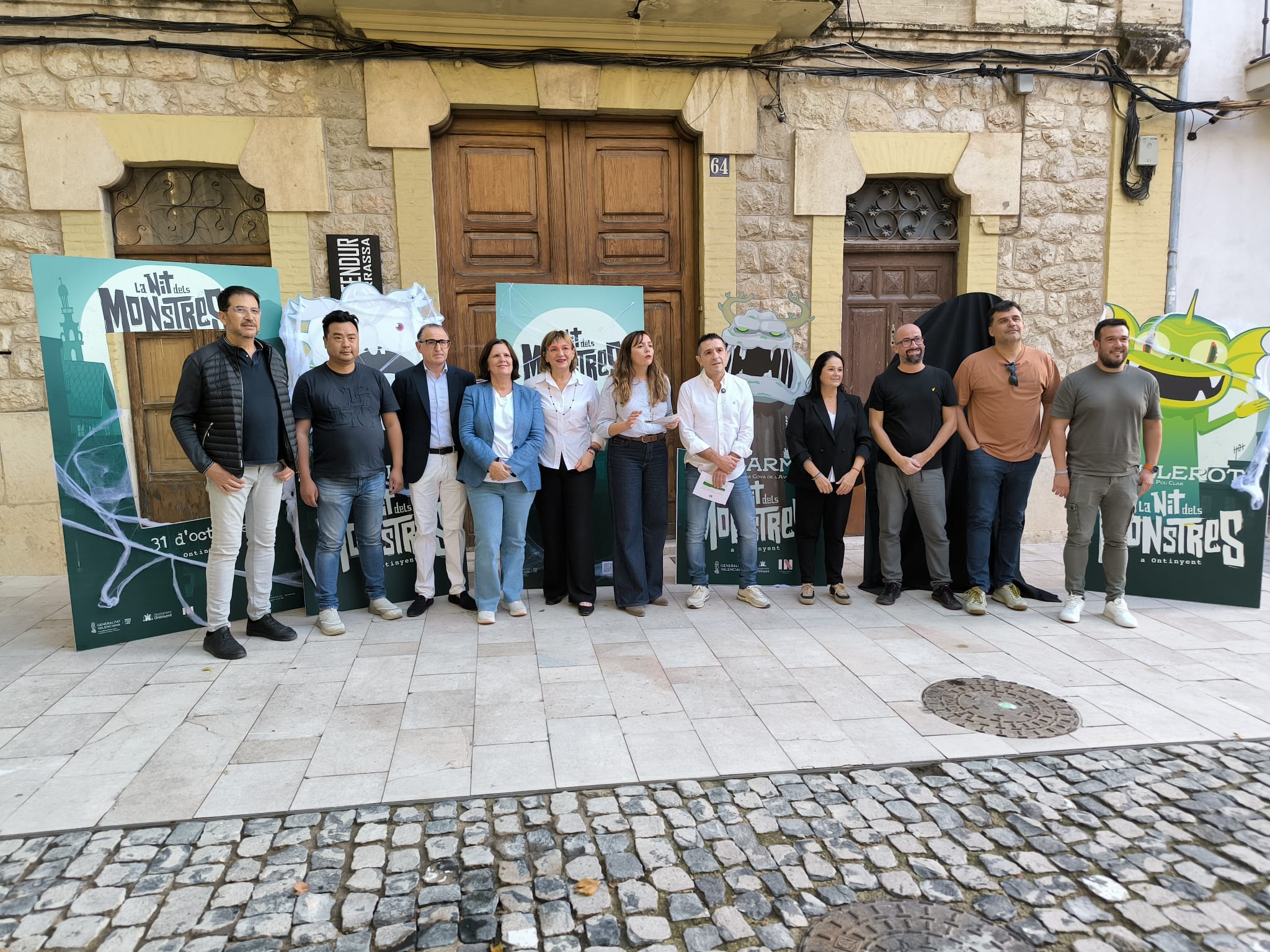 Representantes de Comerç IN, junto a la concejala Sayo Gandia, durante la presentación de la nueva edición de La Nit dels Monstres en Ontinyent