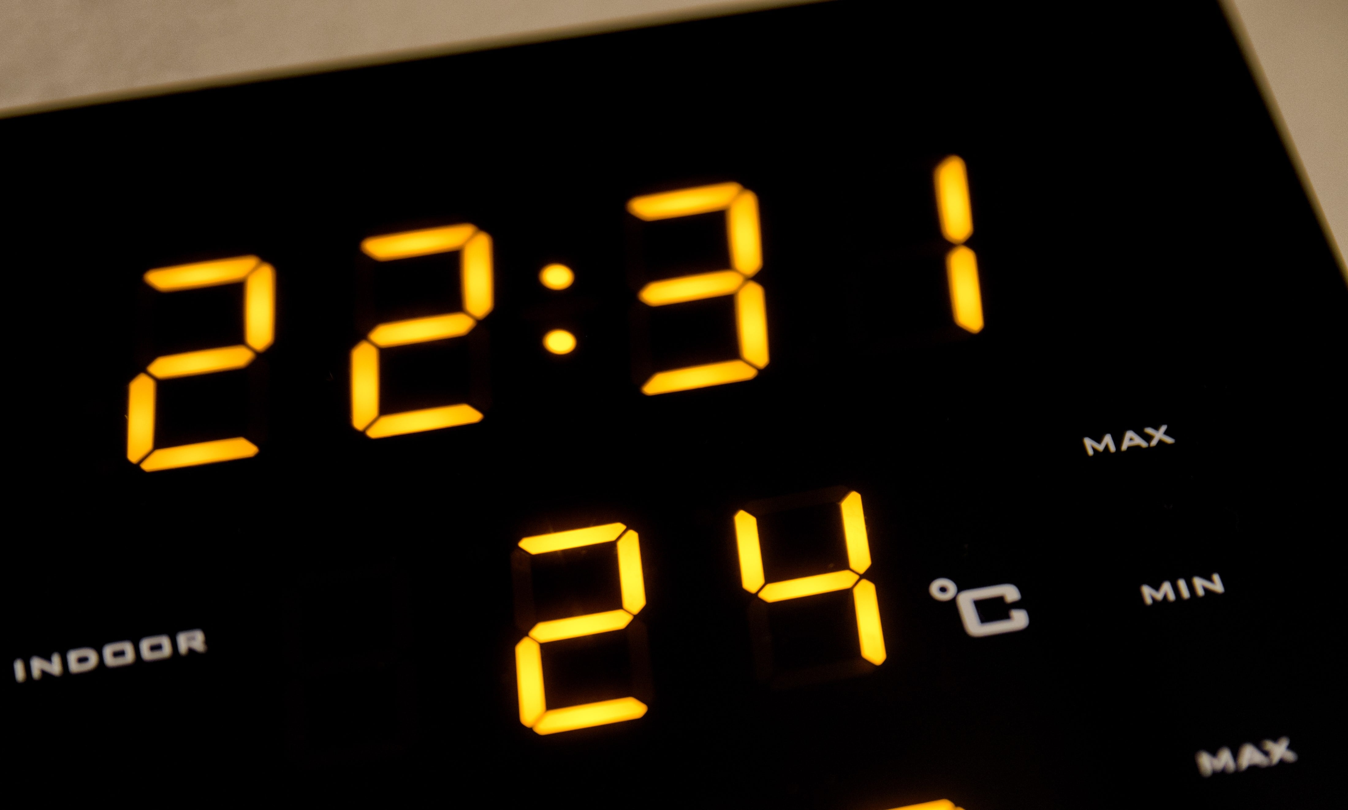 Un termómetro digital marca la temperatura