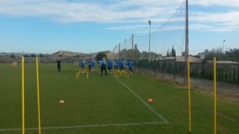 La primera plantilla del Hércules CF entrenando en las instalaciones de Fontcalent