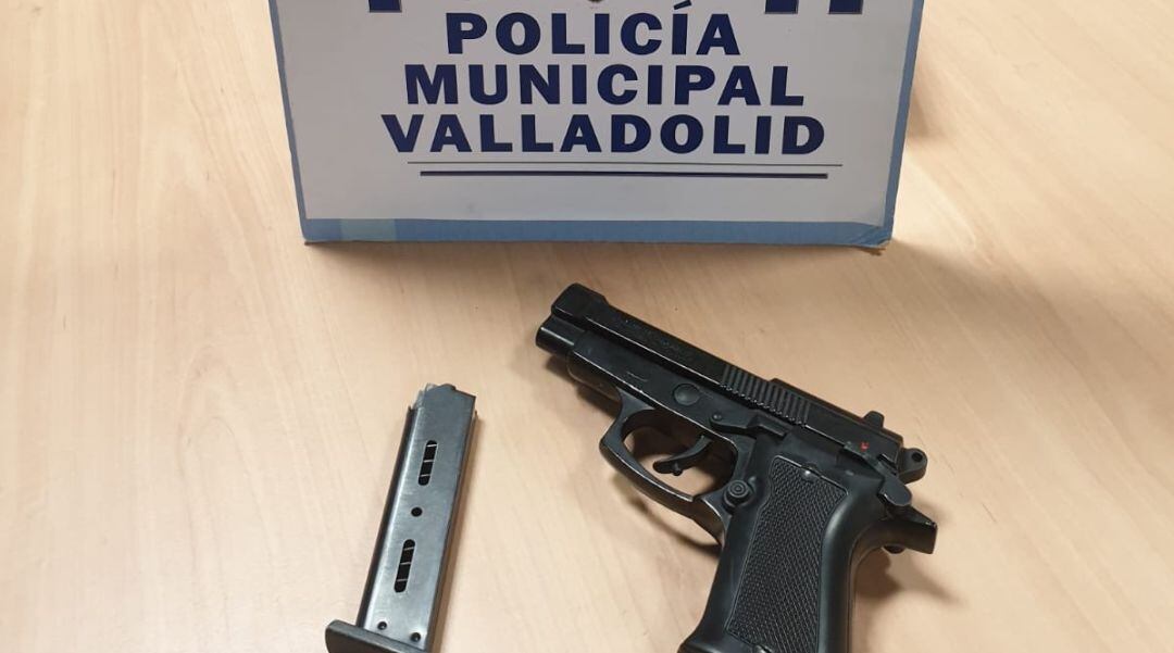 Pistola detonadora intervenida por los agentes