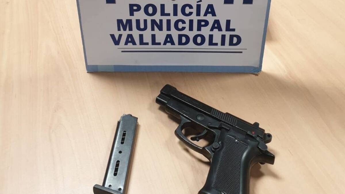 Denunciado por llevar una pistola detonadora mientras paseaba al perro