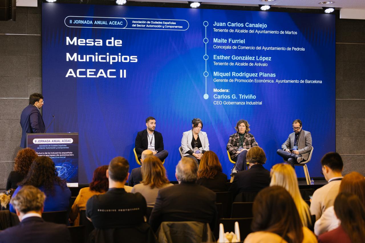 El concejal de Desarrollo Industrial de Martos, Juan Carlos Canalejo (segundo por la izqda), durante su intervención en la jornada.