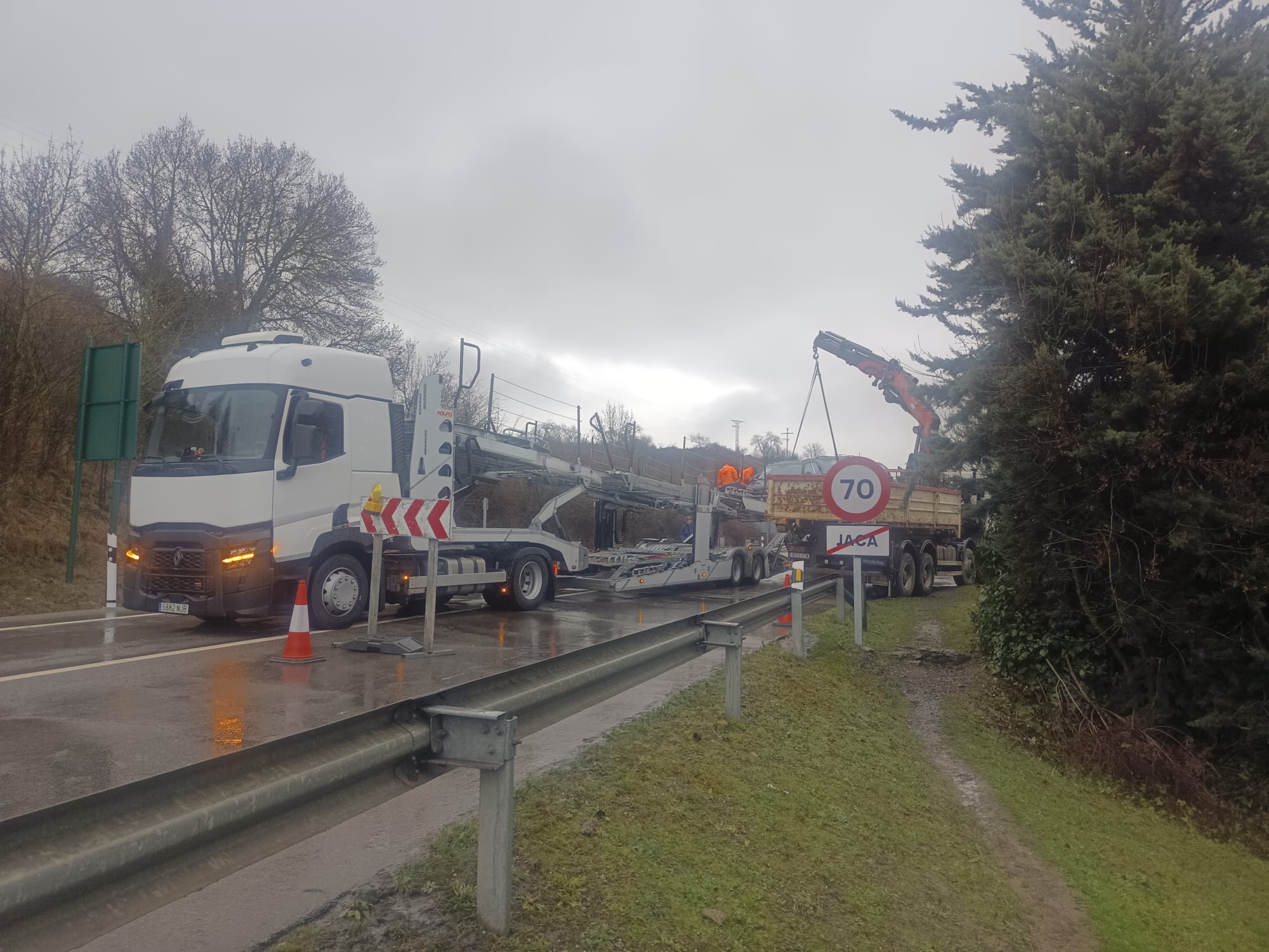 Una grúa ayudaba al transporte de la carga sobre las 17'30 horas de este jueves