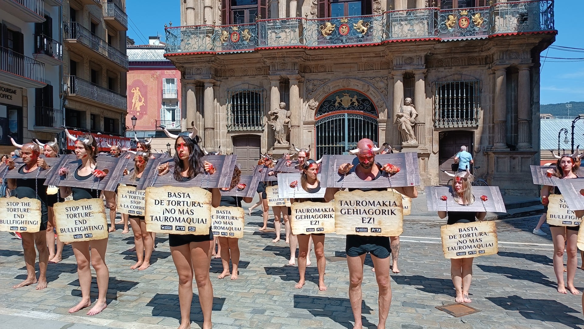 Animalistas protestan en vísperas de los Sanfermines contra la &quot;crueldad medieval&quot; de la tauromaquia en Pamplona.