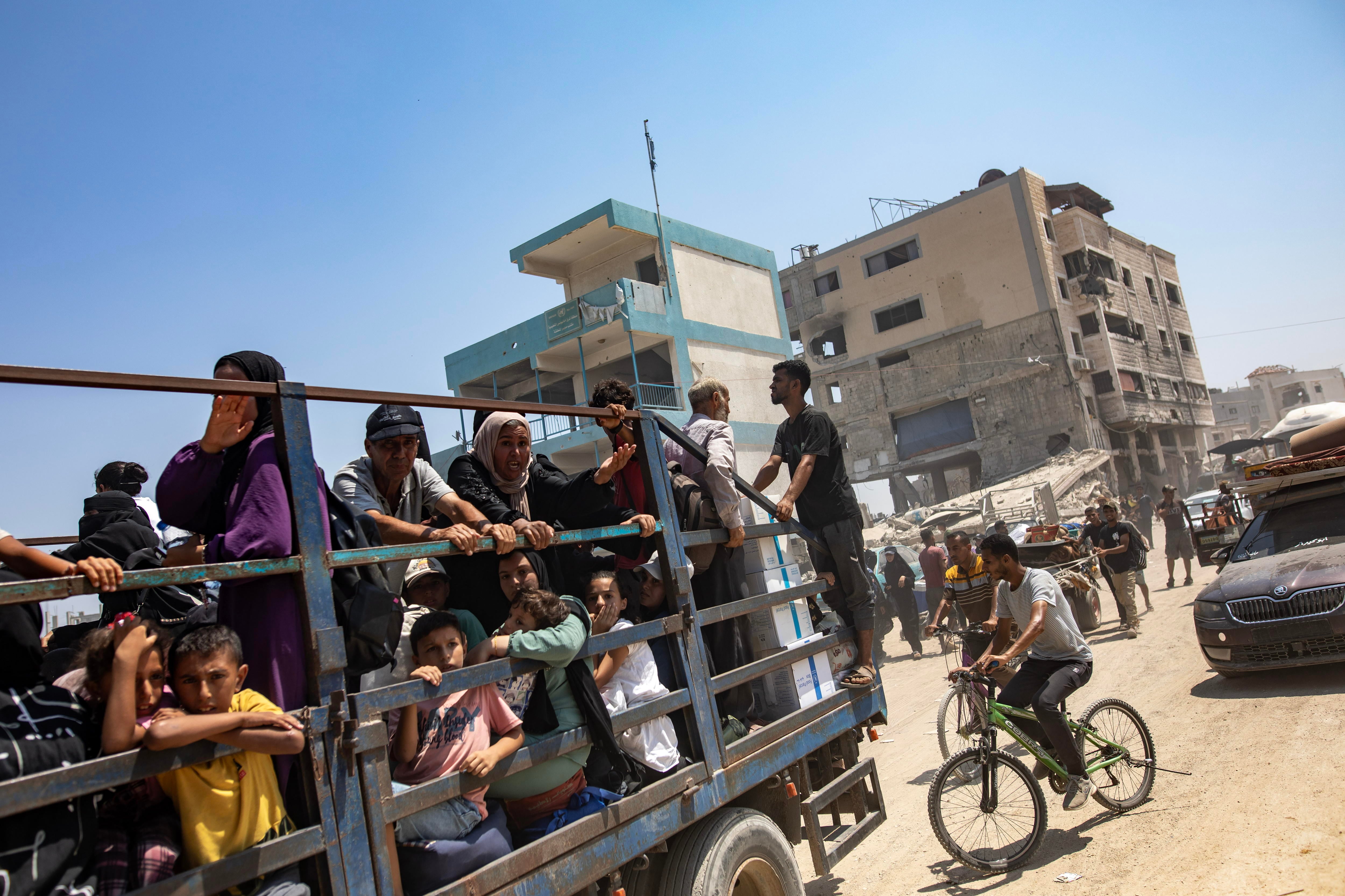 Un camión con varios palestinos en la parte trasera siendo evacuados de Khan Younis hacia el sur de la Franja de Gaza