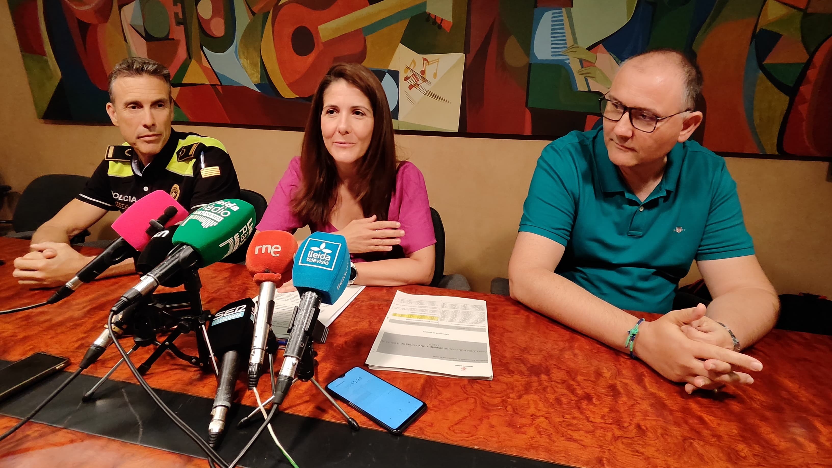 Per explicar els canvis que es volen fer en l'ordenança de civisme, la Paeria ha convocat una roda de premsa amb l'alcaldessa accidental, Cristina Morón, acompanyada del sotsinspector Josep Mallada i del catedràtic Antonio Ezquerra.