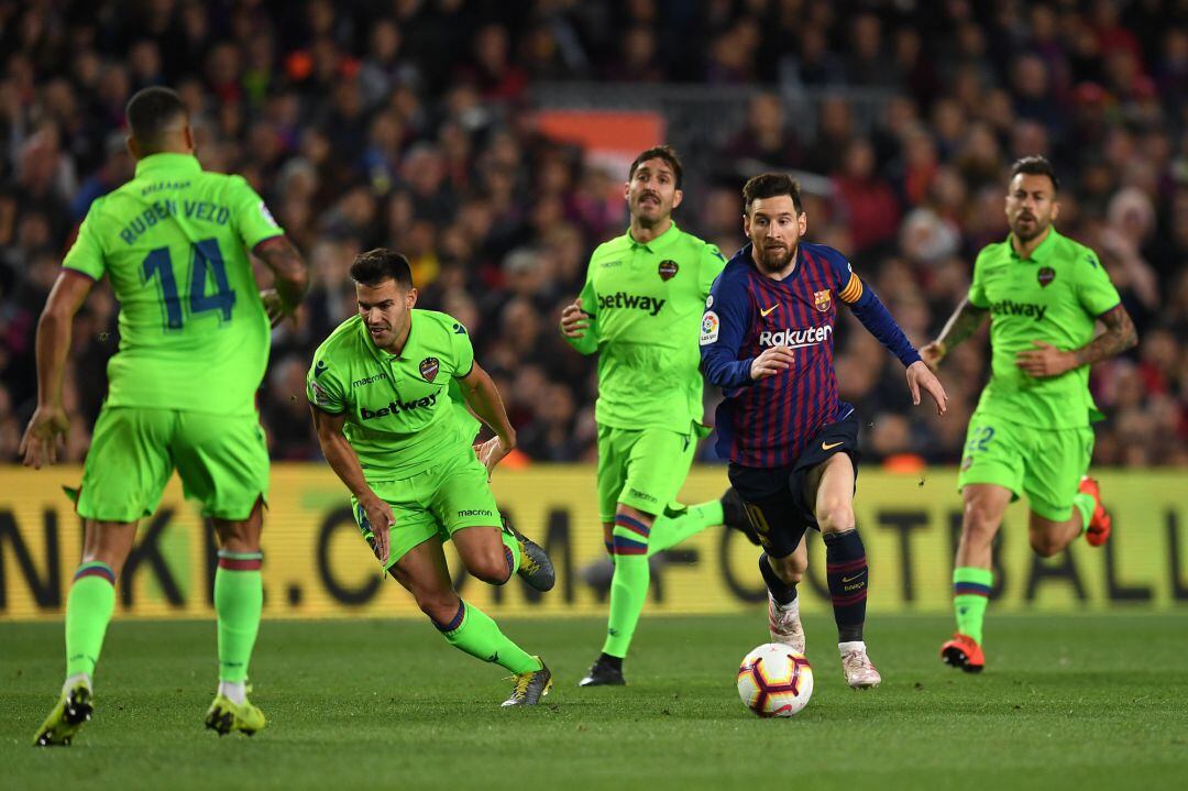 BARCELONA, SPAIN - APRIL 27: Lionel Messi of FC Barcelona takes on the Levante UD defense during the La Liga match between FC Barcelona and Levante UD at Camp Nou on April 27, 2019 in Barcelona, Spain. (Photo by David Ramos, Getty Images)