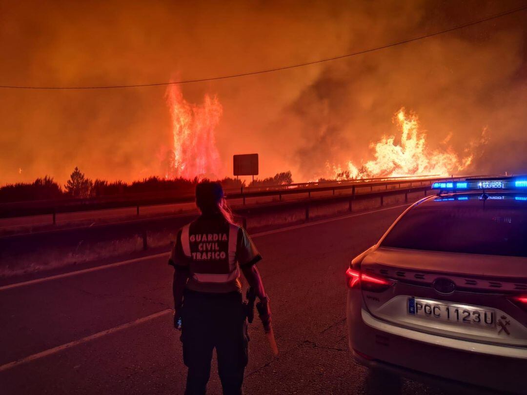 La Guardia Civil tuvo que cortar la A-52 por la proximidad del fuego