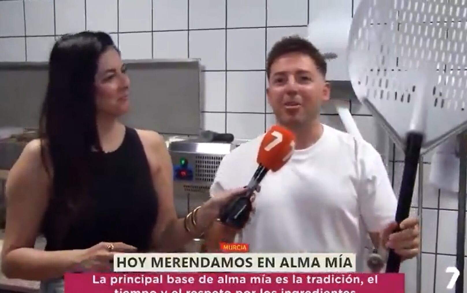 Captura de la emisión de 'La 7' de Murcia con el momento viral de un pizzero