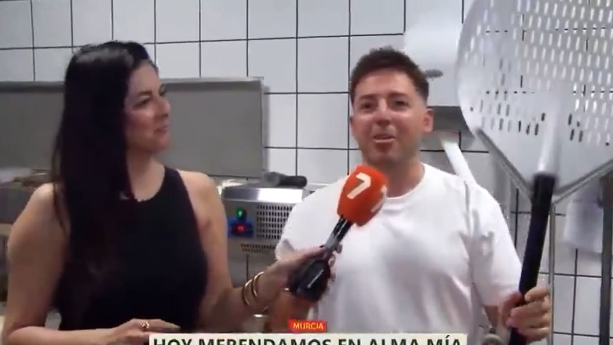 "Momentos que solo pasan en directo": lo que hace un pizzero en la televisión murciana lo ha visto casi medio millón de personas