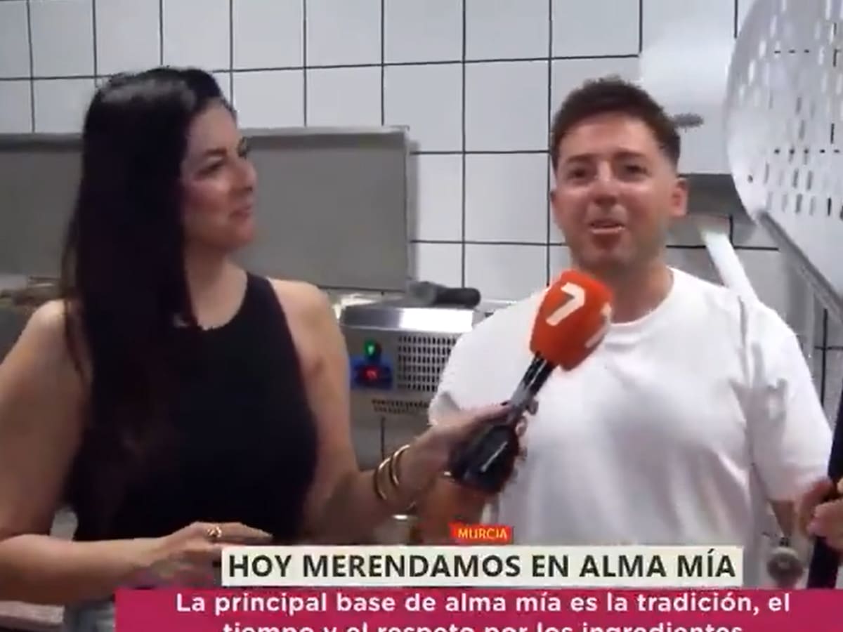 "Momentos que solo pasan en directo": lo que hace un pizzero en la televisión murciana lo ha visto casi medio millón de personas