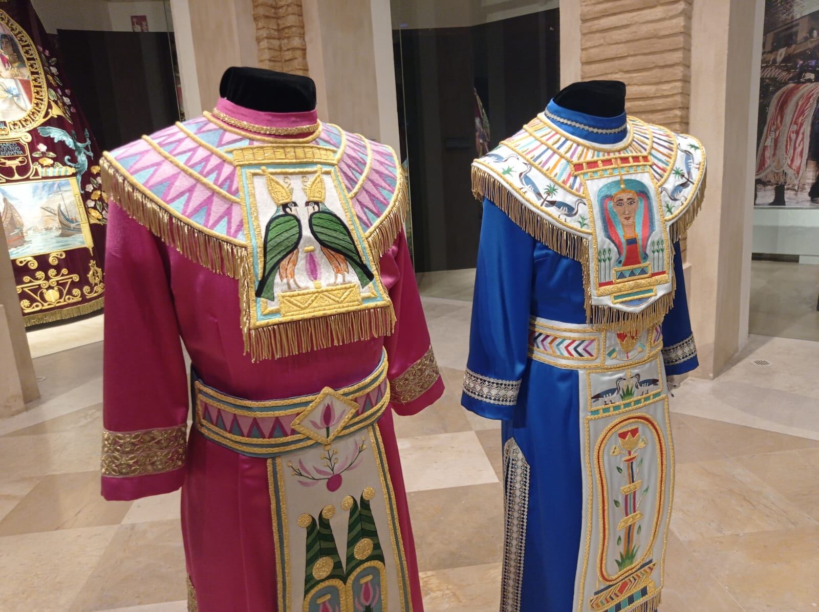 Dos trajes de egipcia del Paso Azul