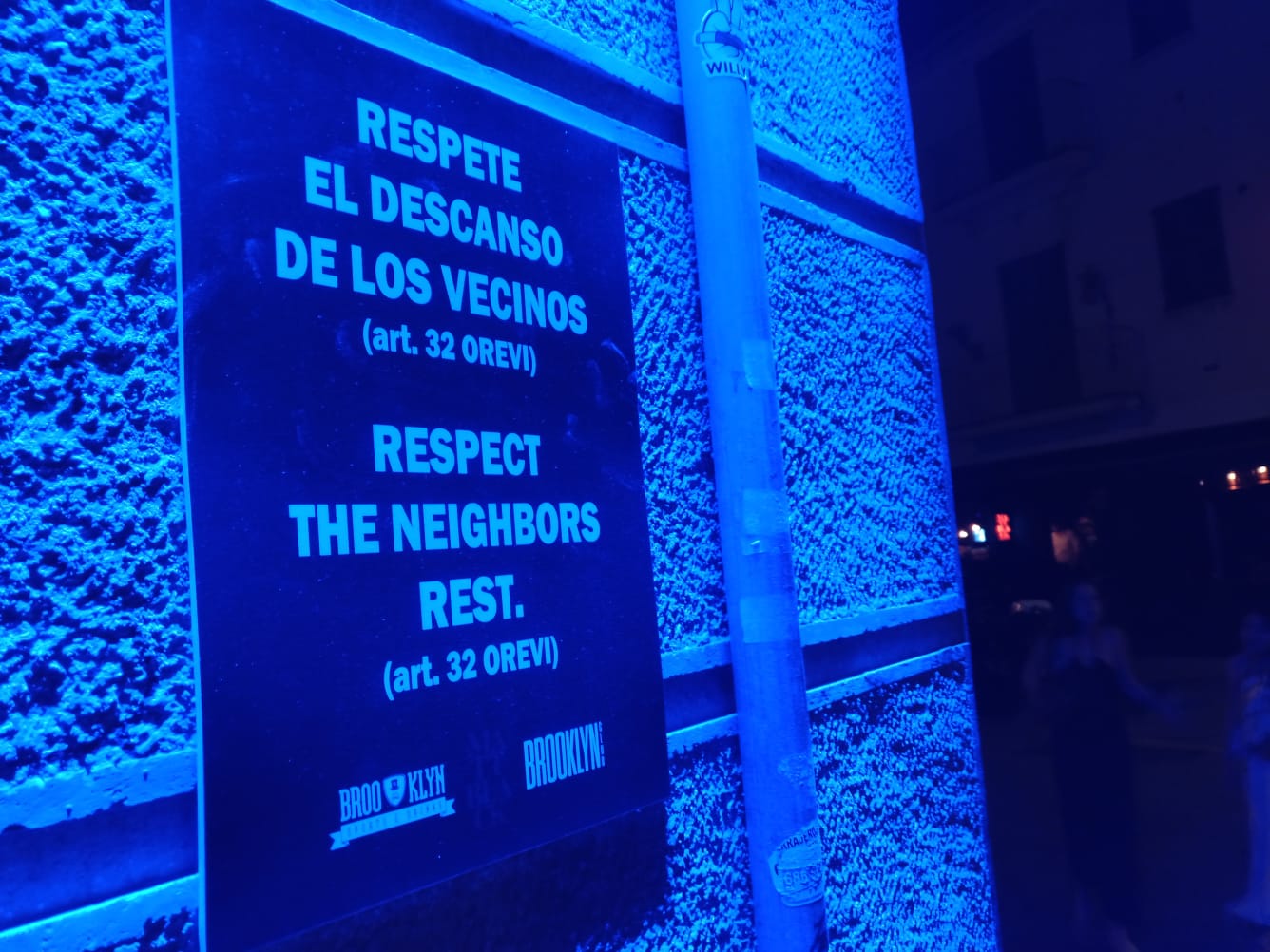 Cartel que pide respetar a los vecinos.