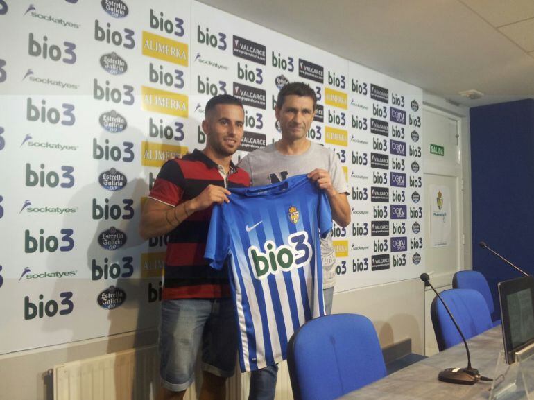 Juan Carlos Mendo (izquierda) junto a Tomás Nistal, secreatario técnico de la Ponferradina, durante la presentación