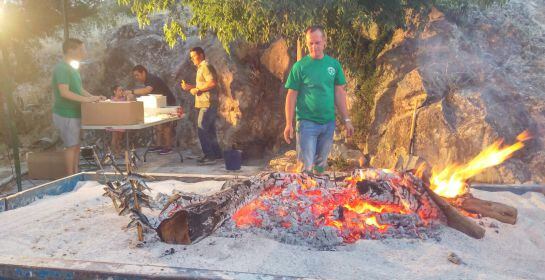 Preparativos de la &#039;sardinada en la &#039;Noche de San Juan&#039; de la Asociación Ecologista &#039;Guardabosques&#039; de Jódar