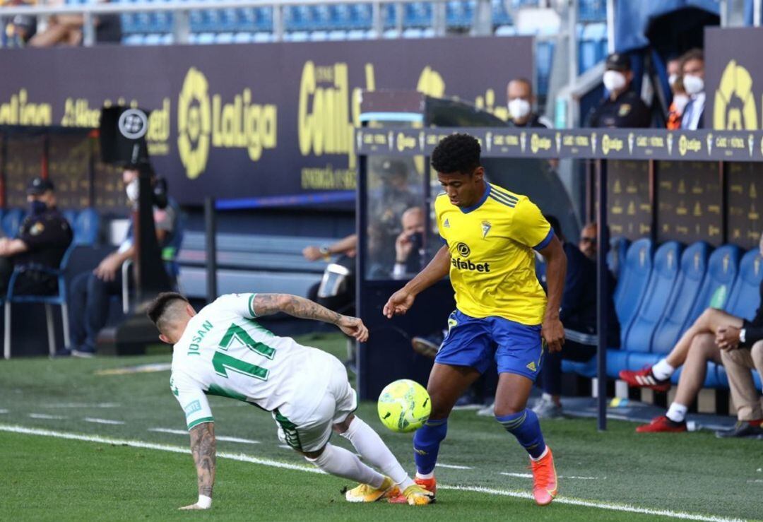 Lozano junto a Josán durante una acción del partido entre el Cádiz CF y el Elche.