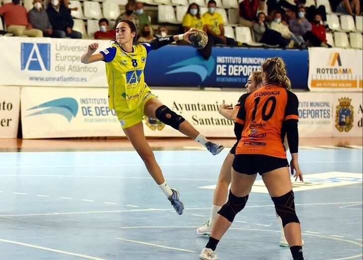 Ana Barquín lanzando a portería.