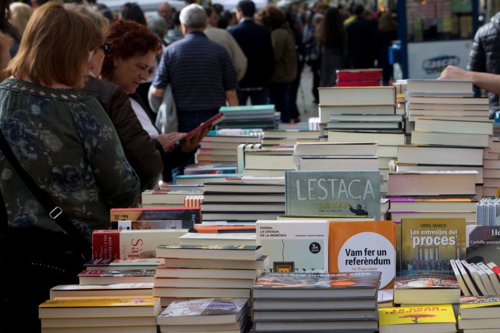 Una parada con libros de contenido político en el centro de Barcelona que vive hoy una nueva Diada de Sant Jordi.