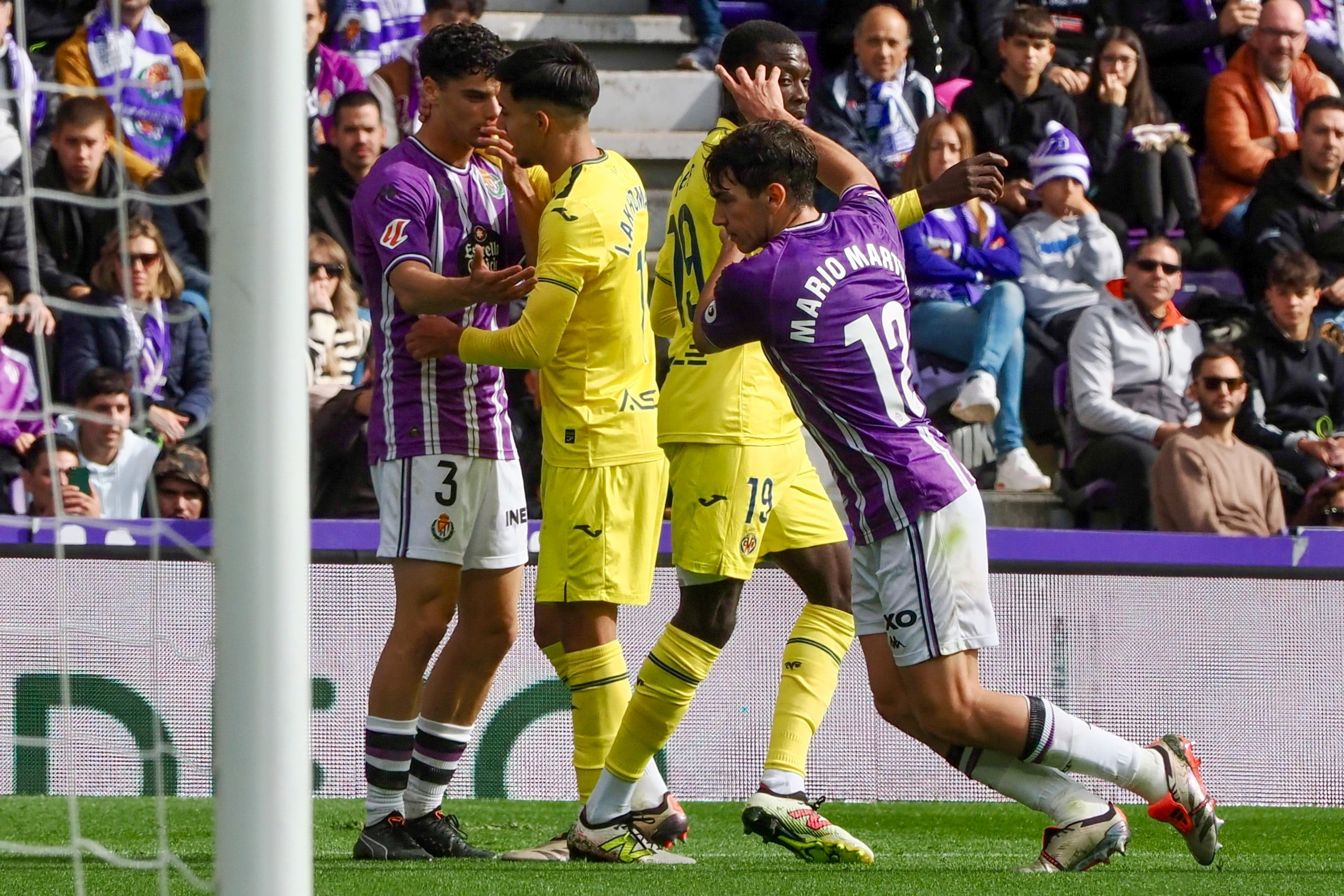 VALLADOLID, 26/10/2024.- El delantero del Villarreal Thierno Barry (2d) tras marcar ante el Real Valladolid durante el partido de LaLiga que enfrentó a ambos equipos en el estadio José Zorrilla en Valladolid. EFE/ R. García
