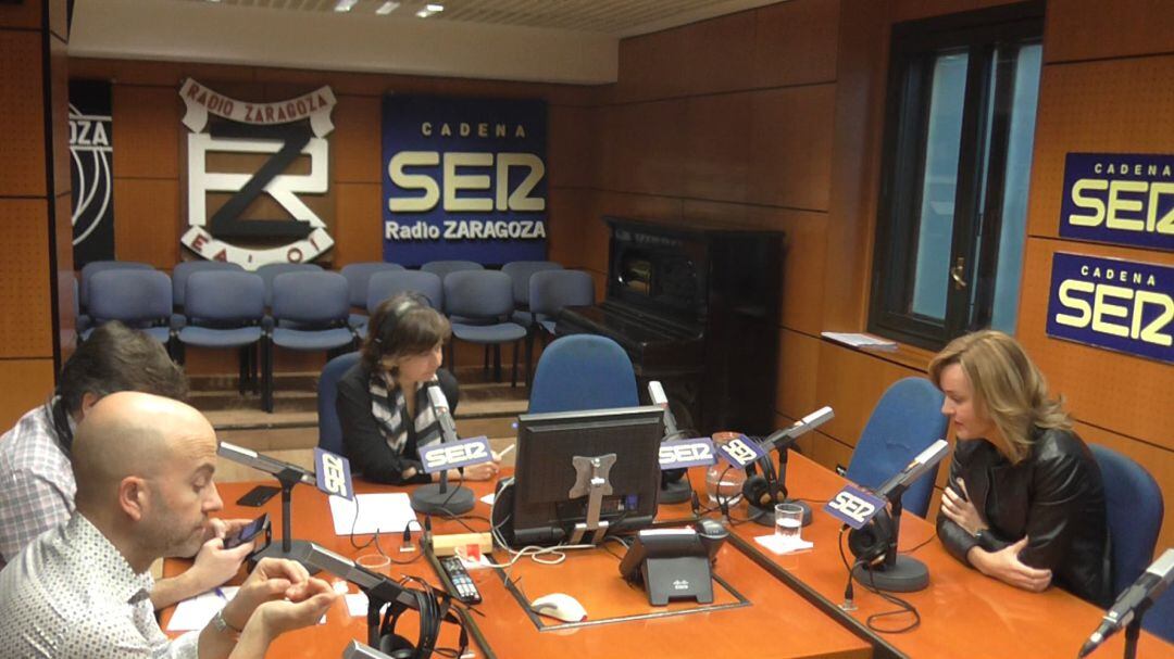 La nueva delegada del Gobierno en Aragón, Pilar Alegría, en los estudios de Radio Zaragoza, durante la emisión de La Rebotica
