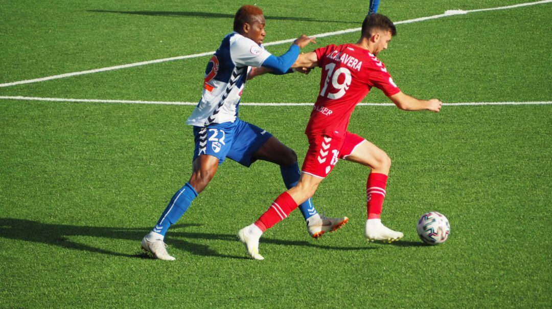 Josep Calavera disputa un balón en el partido frente al Sabadell