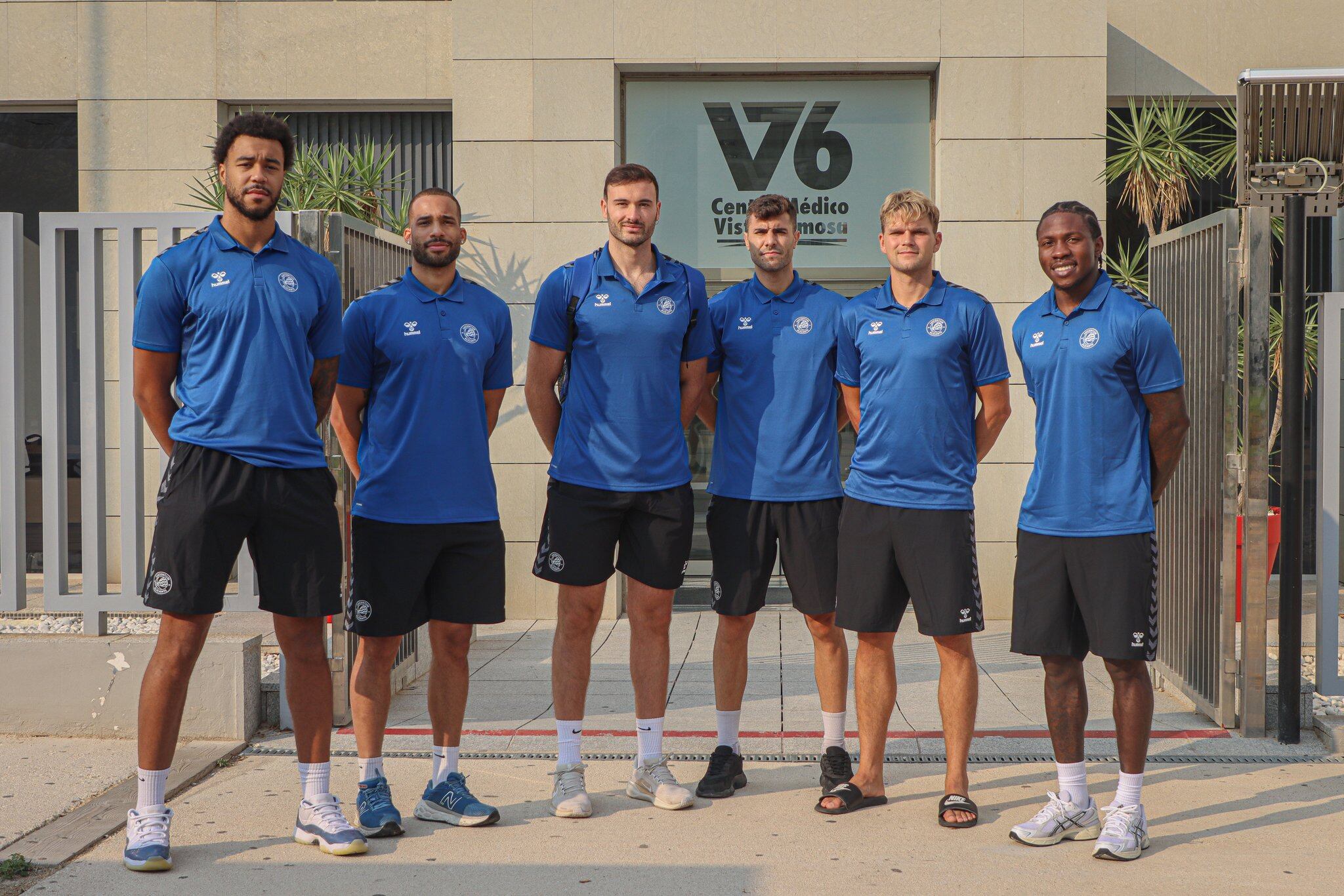 Los nuevos jugadores del HLA Alicante posan previo a los reconocimientos médicos