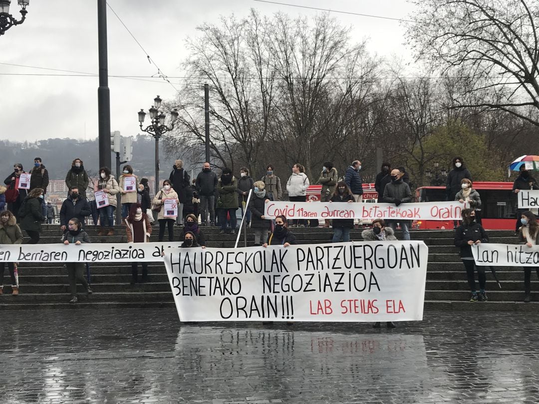 Los sindicatos ELA, LAB y STEILAS han convocado una jornada de huelga en la Plaza Arriaga