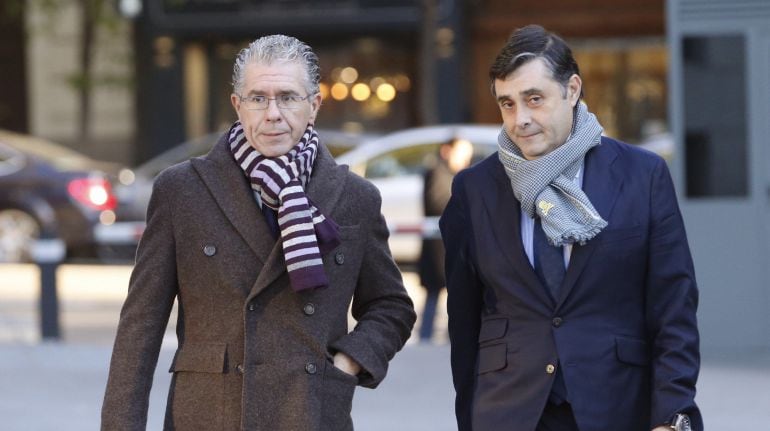 El ex secretario general del PP de Madrid Francisco Granados (i), acusado de revelación de secretos, acompañado por su abogado Javier Vasallo