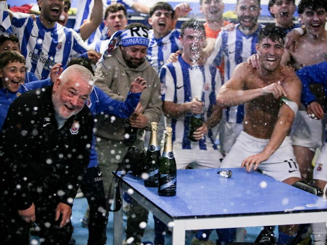 Los futbolistas de la Gimnástica celebran el ascenso en el vestuario de El Malecón