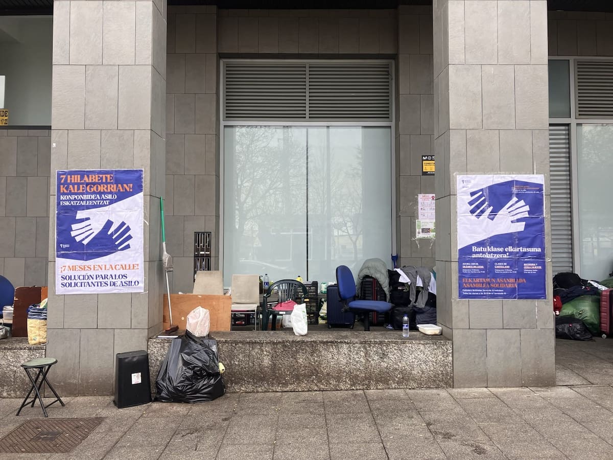 Decenas de malienses siguen viviendo en la calle en Salburua por la saturación del sistema y la reducción de citas