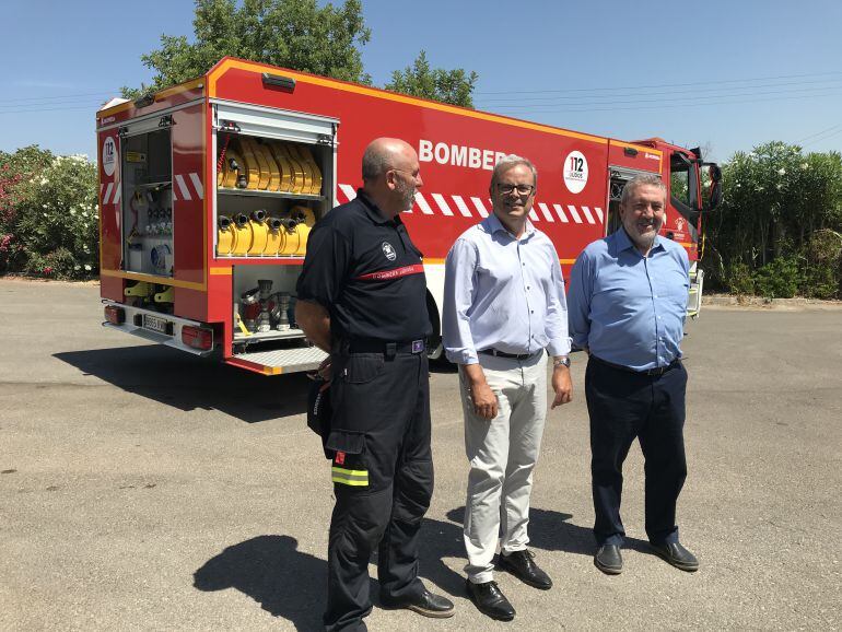 El presidente Vicent Torres presenta el nuevo camión junto al conseller de Medio Ambiente y Medio Rural y Marino, Gonzalo Juan, y el responsable del Parque, Miguel Sevilla