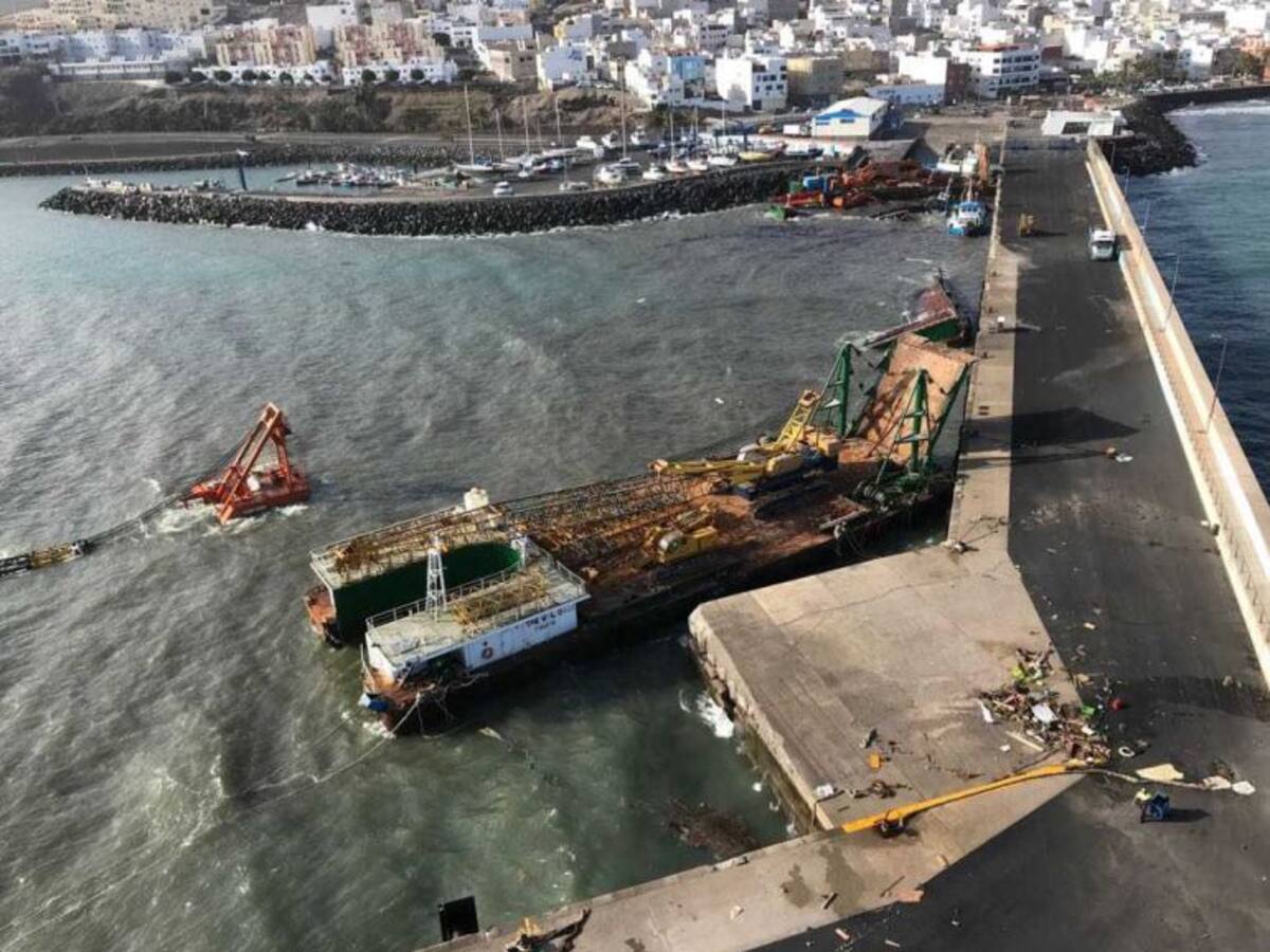 Las gabarras hundidas en Gran Tarajal saldrán del puerto en los próximos días
