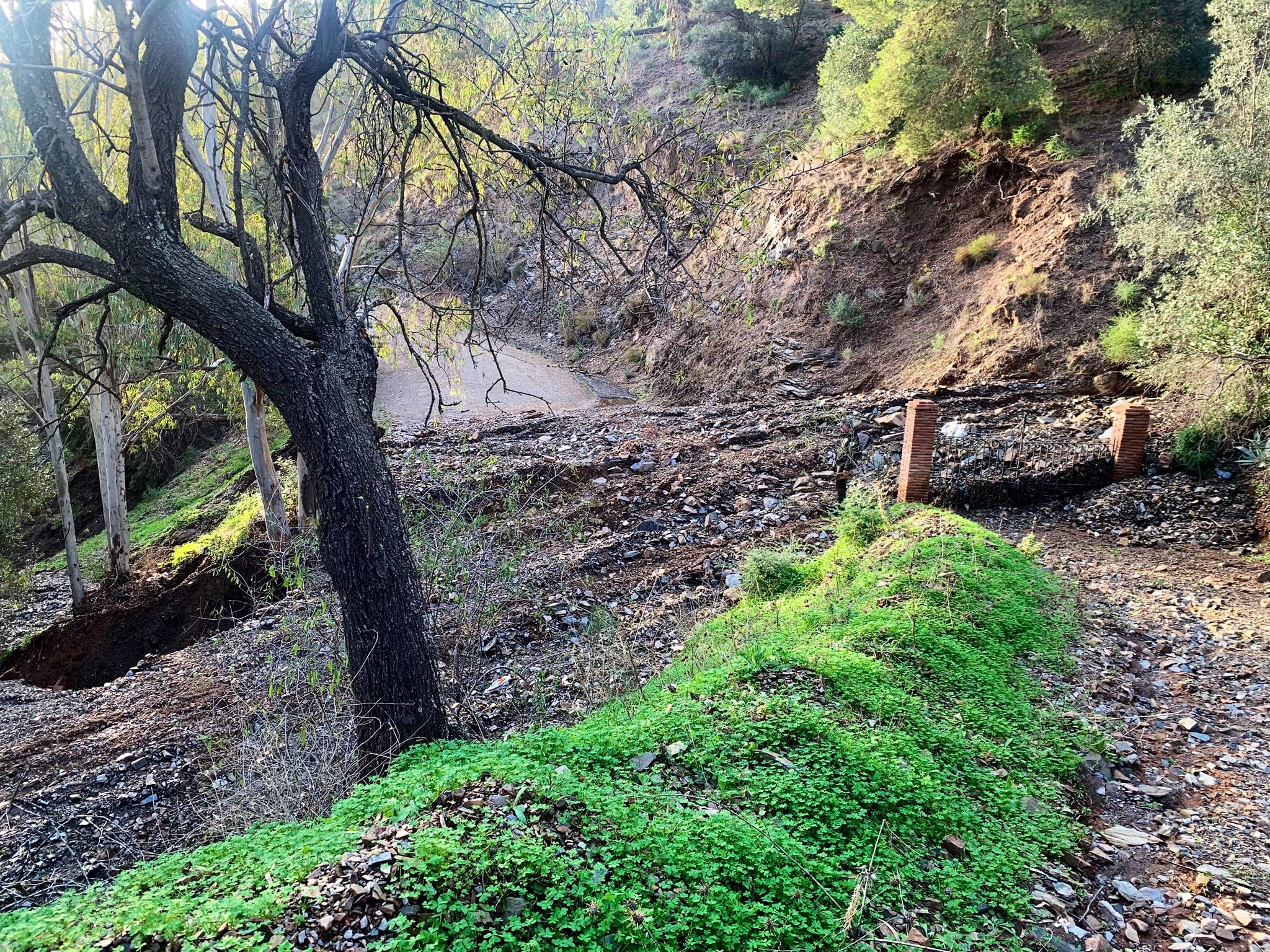 Estado en el que ha quedado el acceso tras las fuertes lluvias en este diseminado de los Montes de Málaga